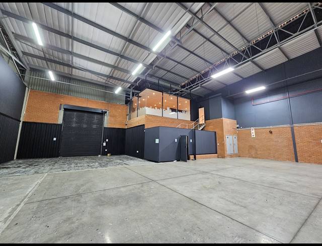 530M² WAREHOUSE TO LET IN LONGLAKE